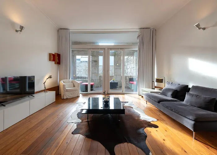 Fontainhas Flat: Balcony & Parking