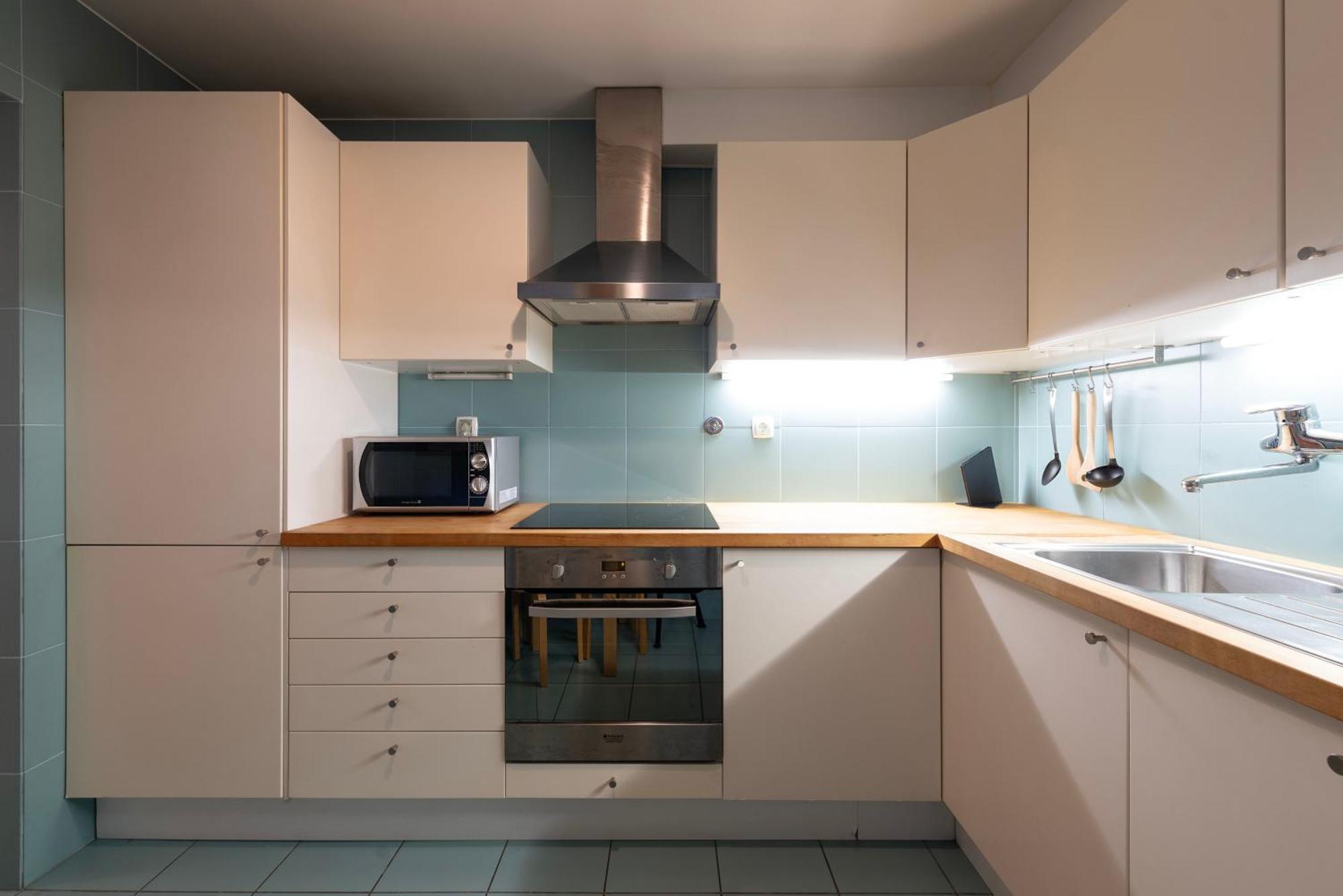 Fontainhas Flat: Balcony & Parking Porto
