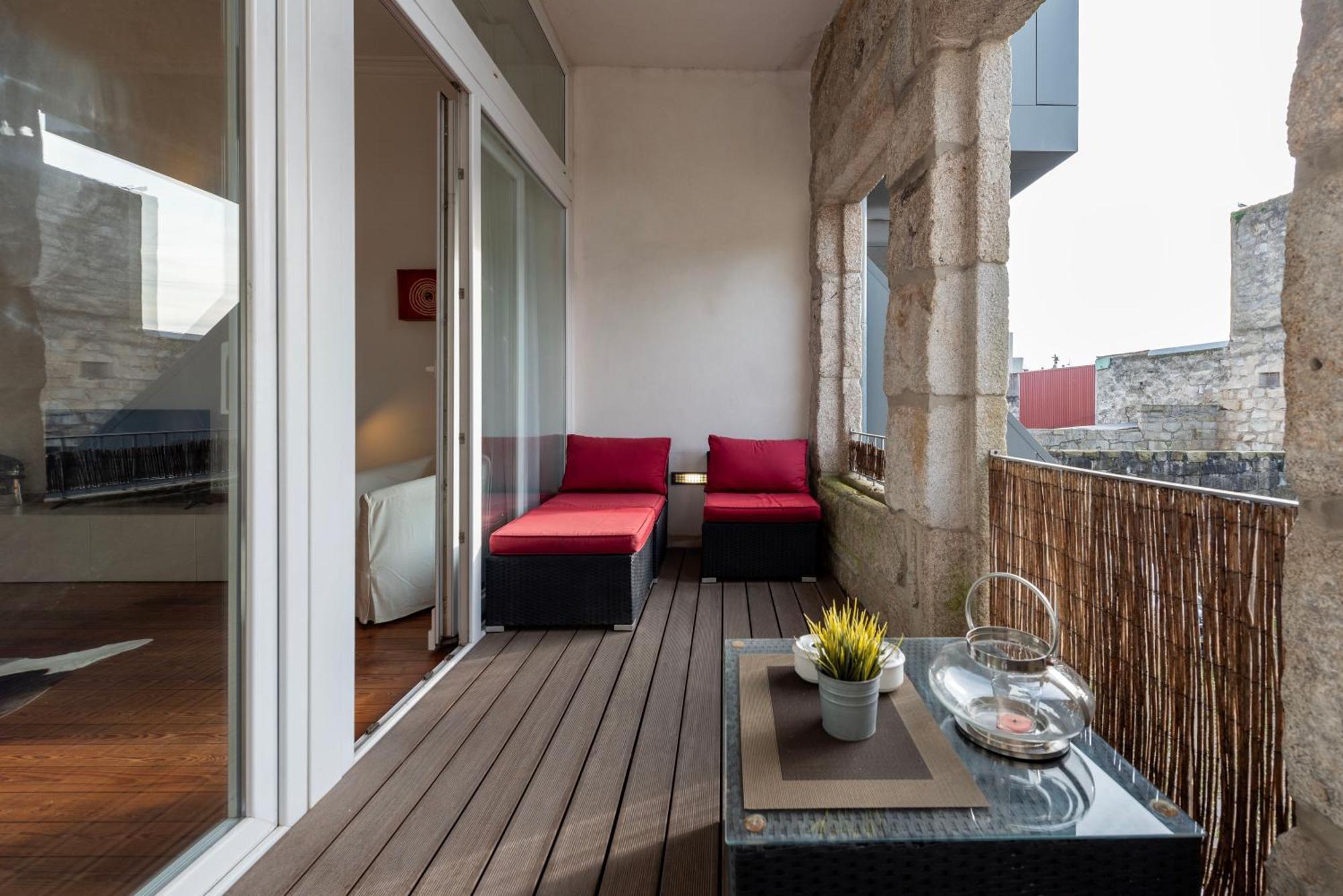 Fontainhas Flat: Balcony & Parking Porto