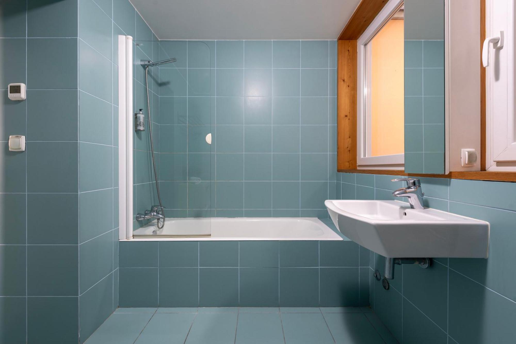 Fontainhas Flat: Balcony & Parking *