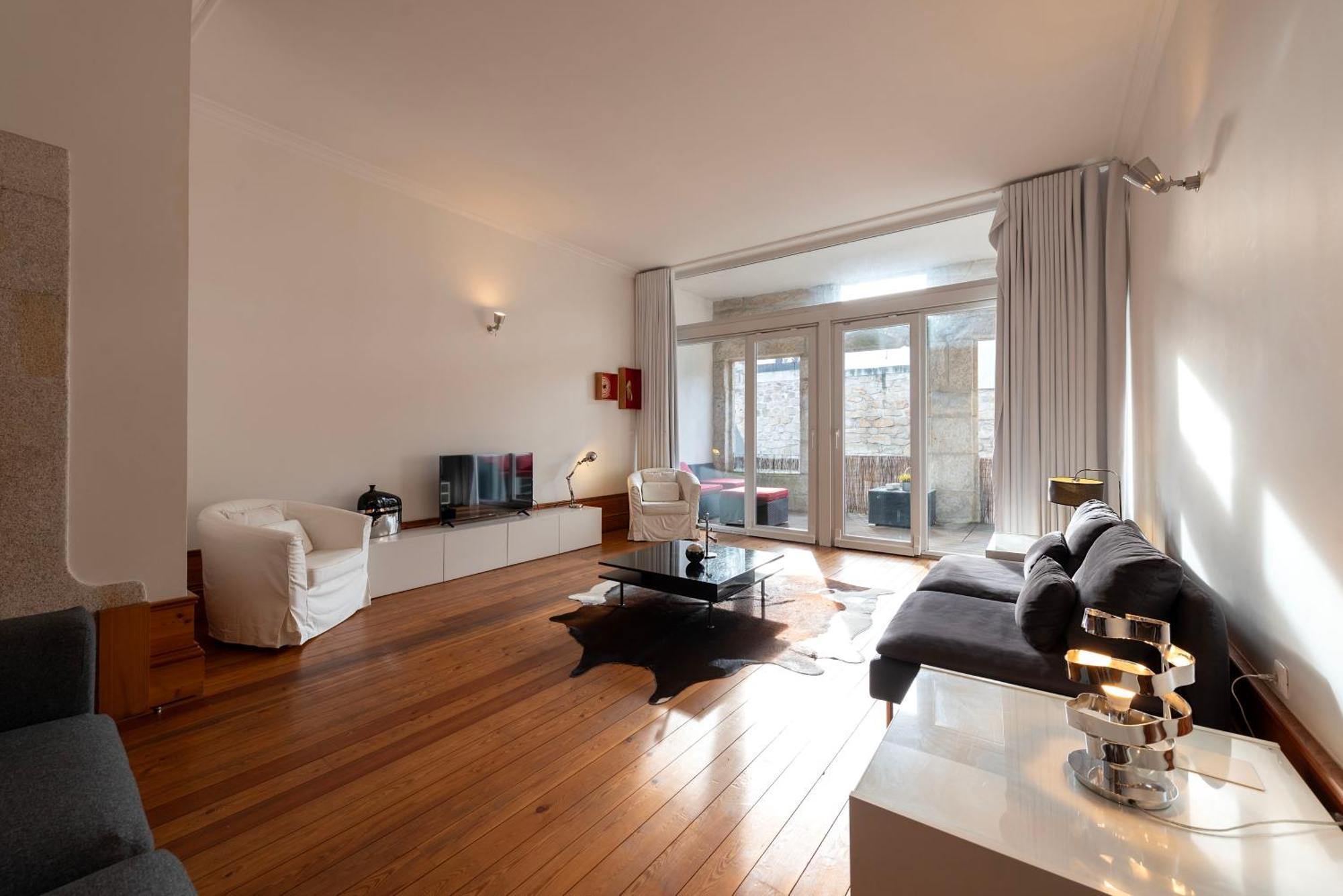 Fontainhas Flat: Balcony & Parking * Porto
