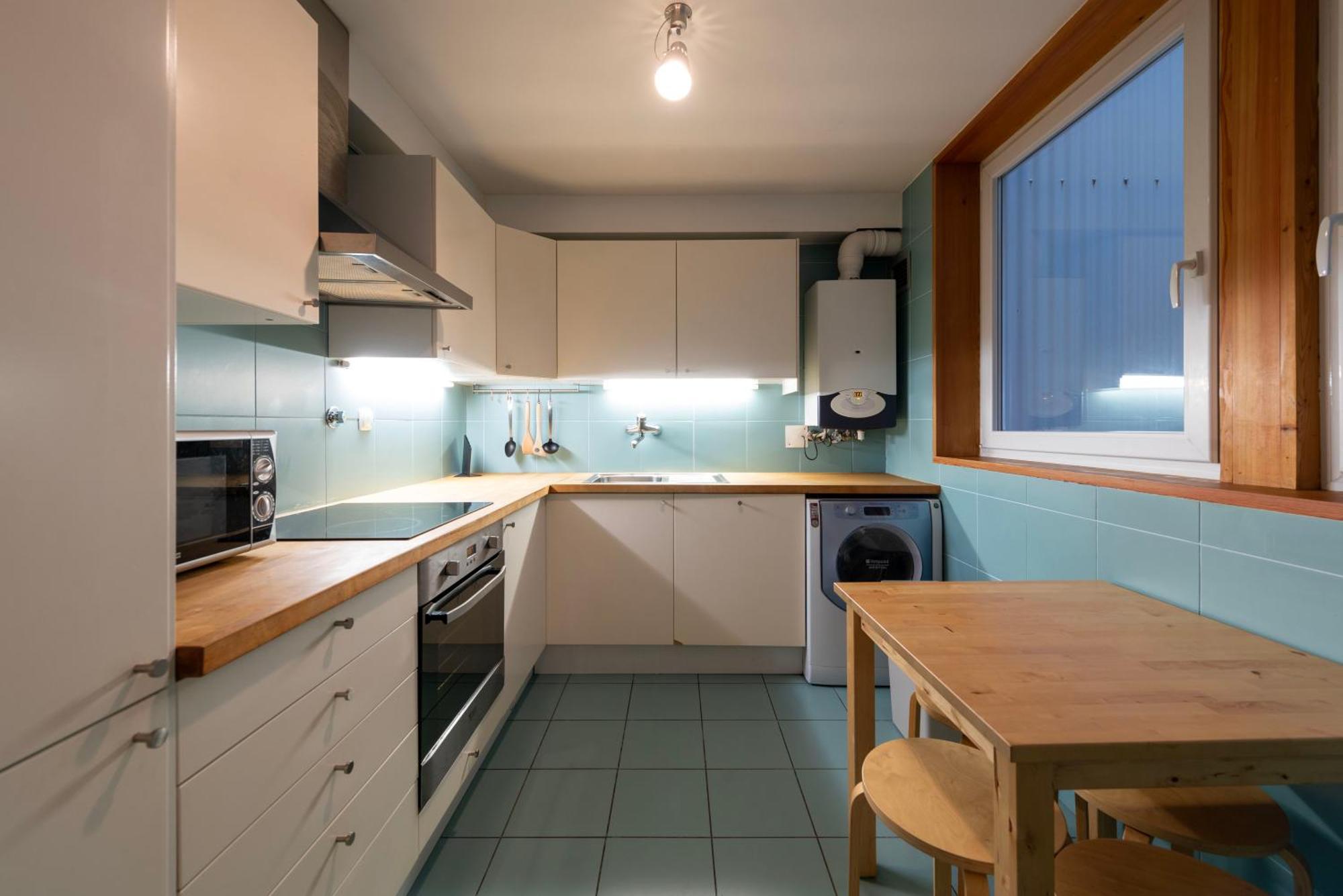 Fontainhas Flat: Balcony & Parking Porto