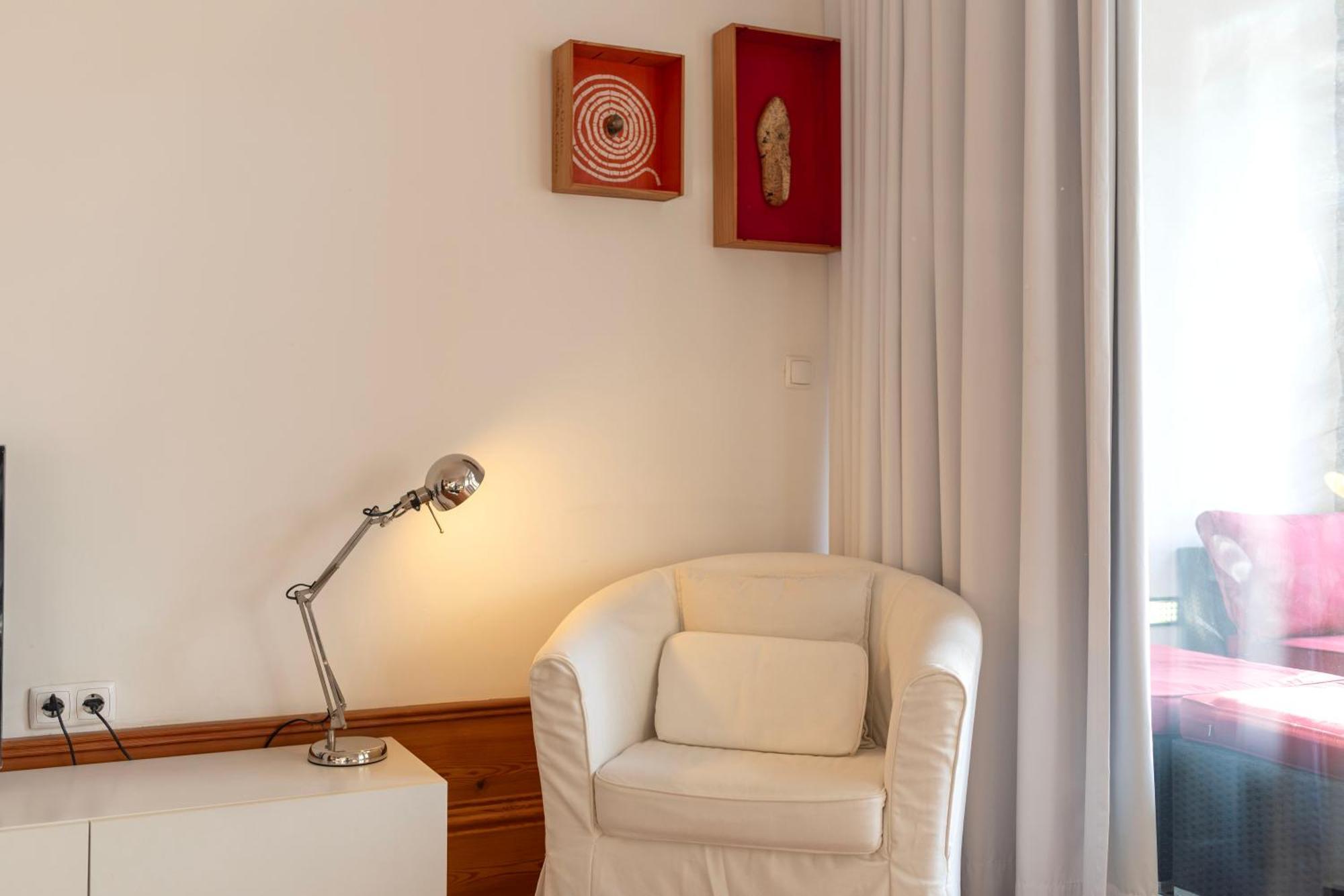 Fontainhas Flat: Balcony & Parking Porto