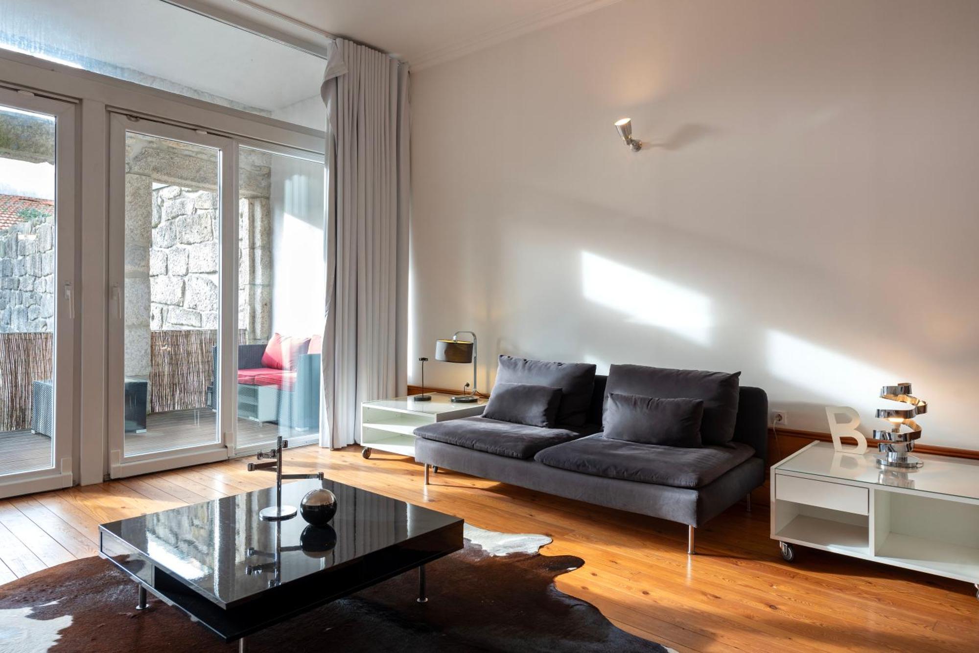 Fontainhas Flat: Balcony & Parking *