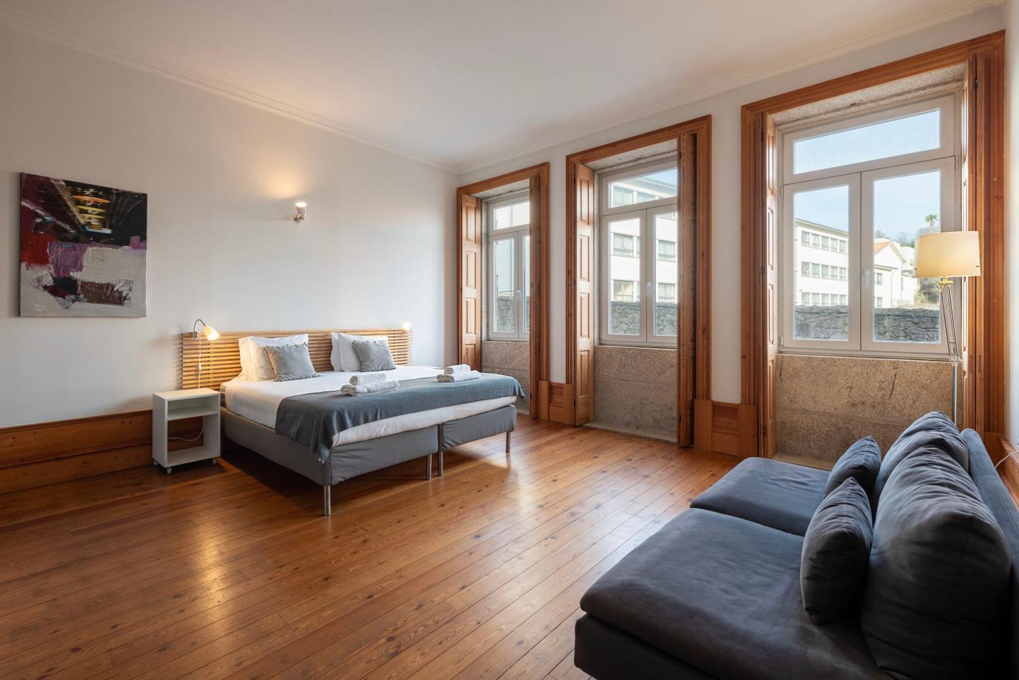 Fontainhas Flat: Balcony & Parking Apartment