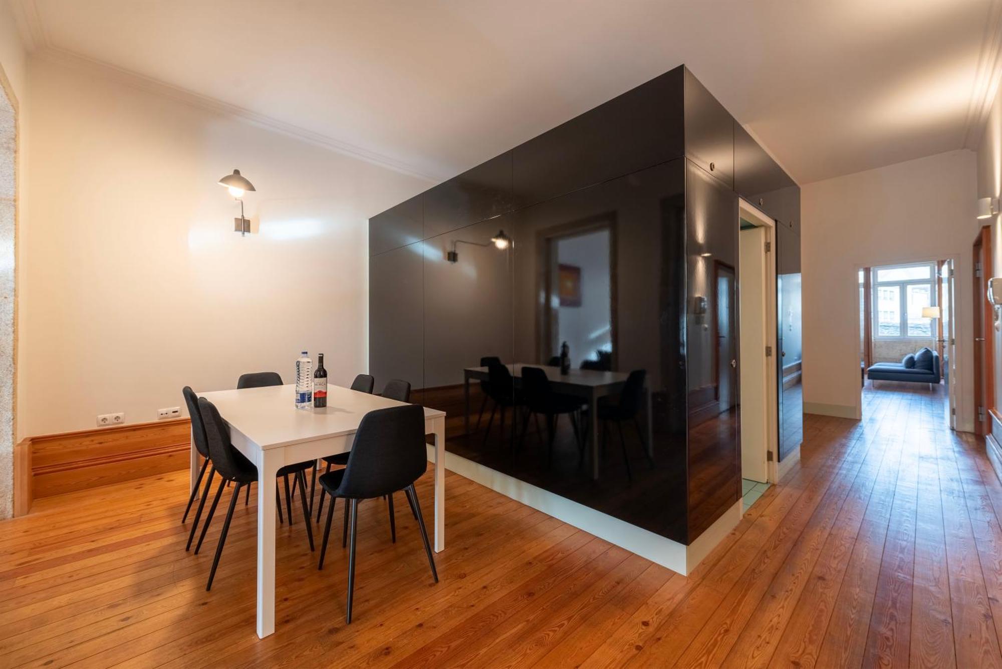 Fontainhas Flat: Balcony & Parking *