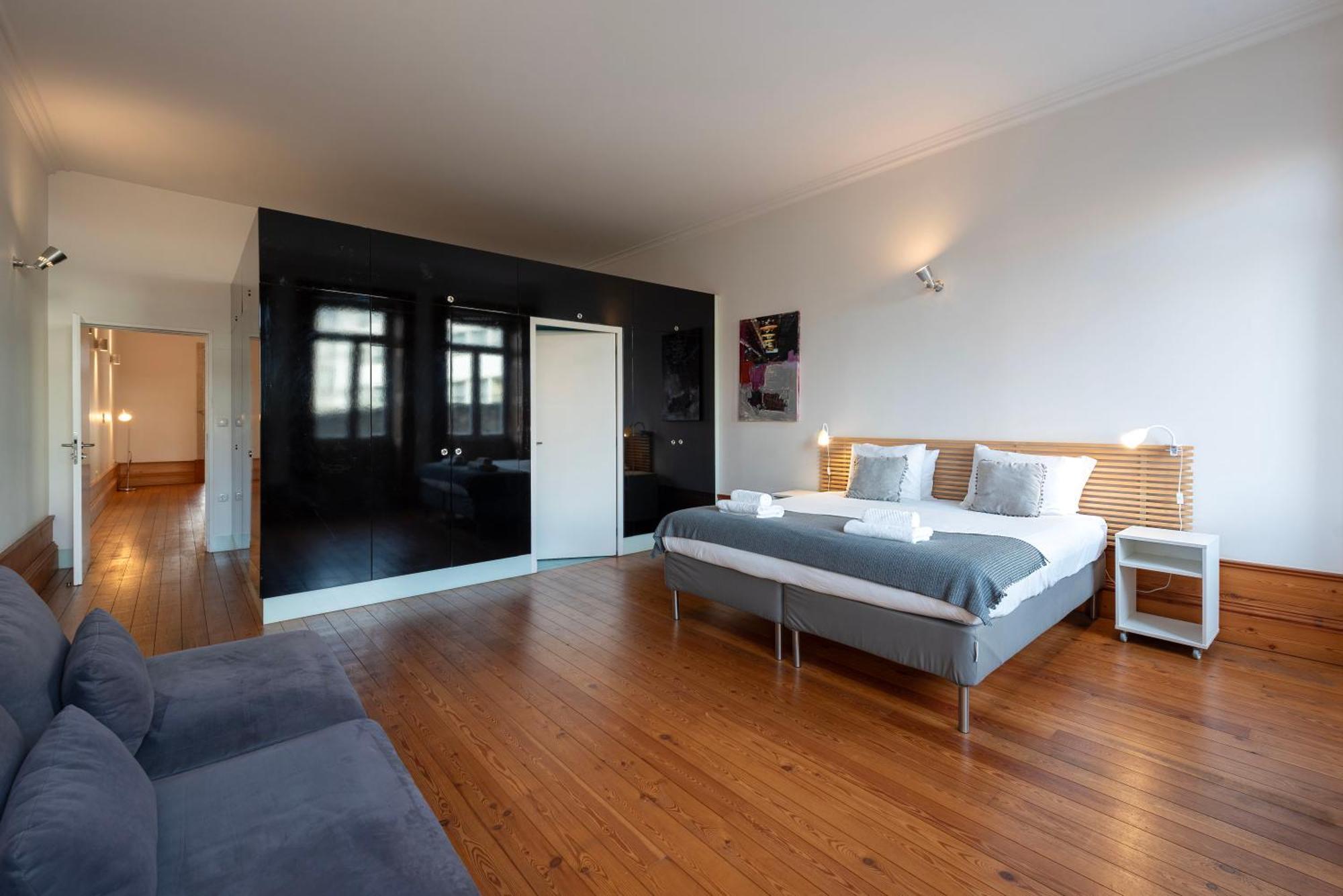 Fontainhas Flat: Balcony & Parking