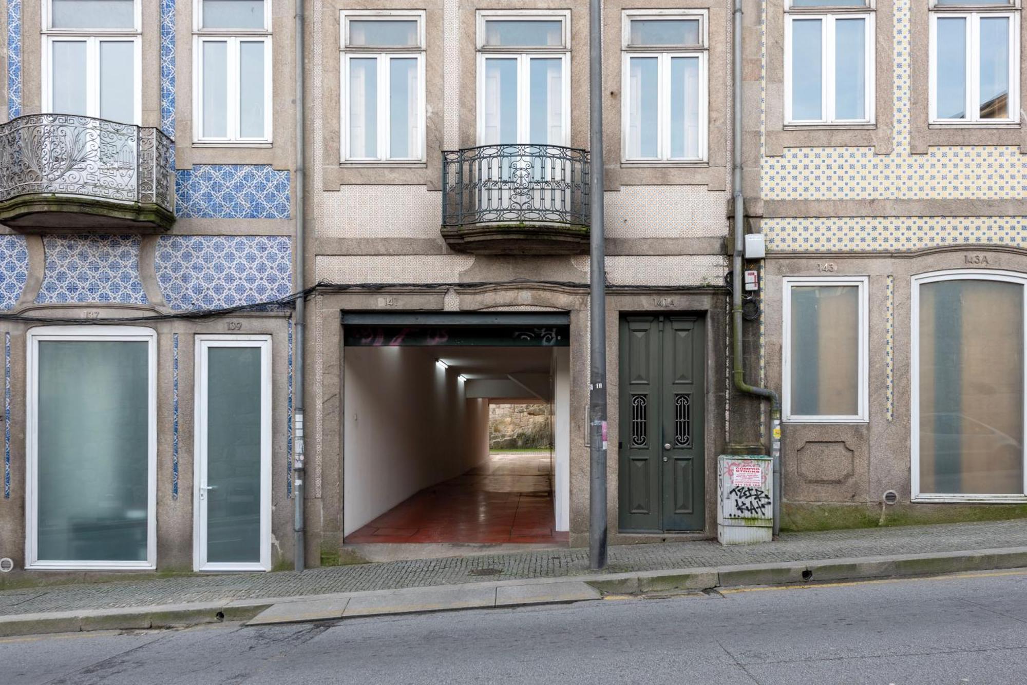 Fontainhas Flat: Balcony & Parking * Porto