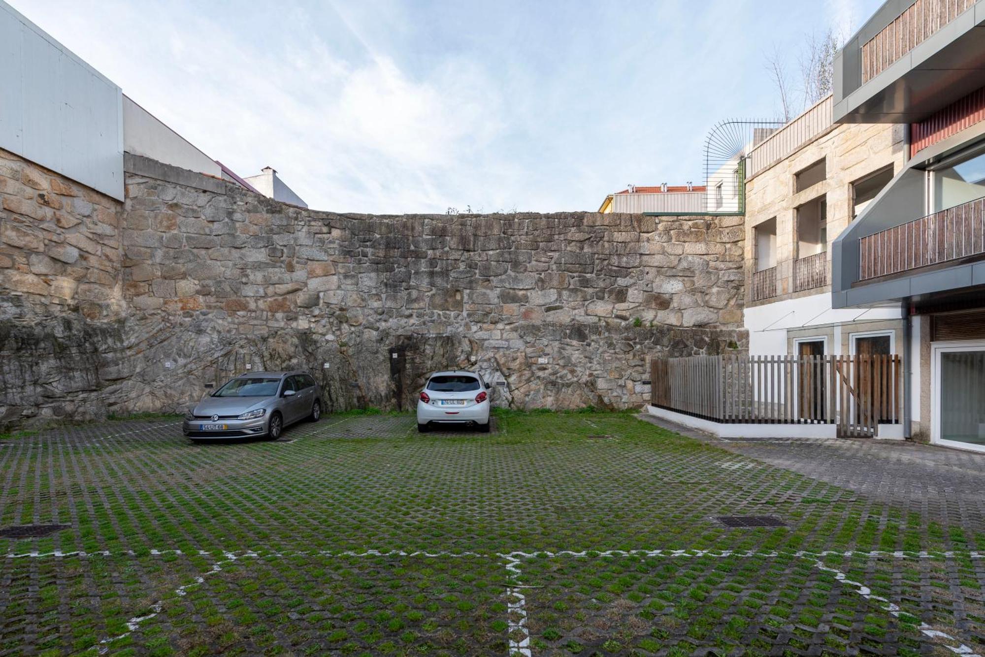 Fontainhas Flat: Balcony & Parking *