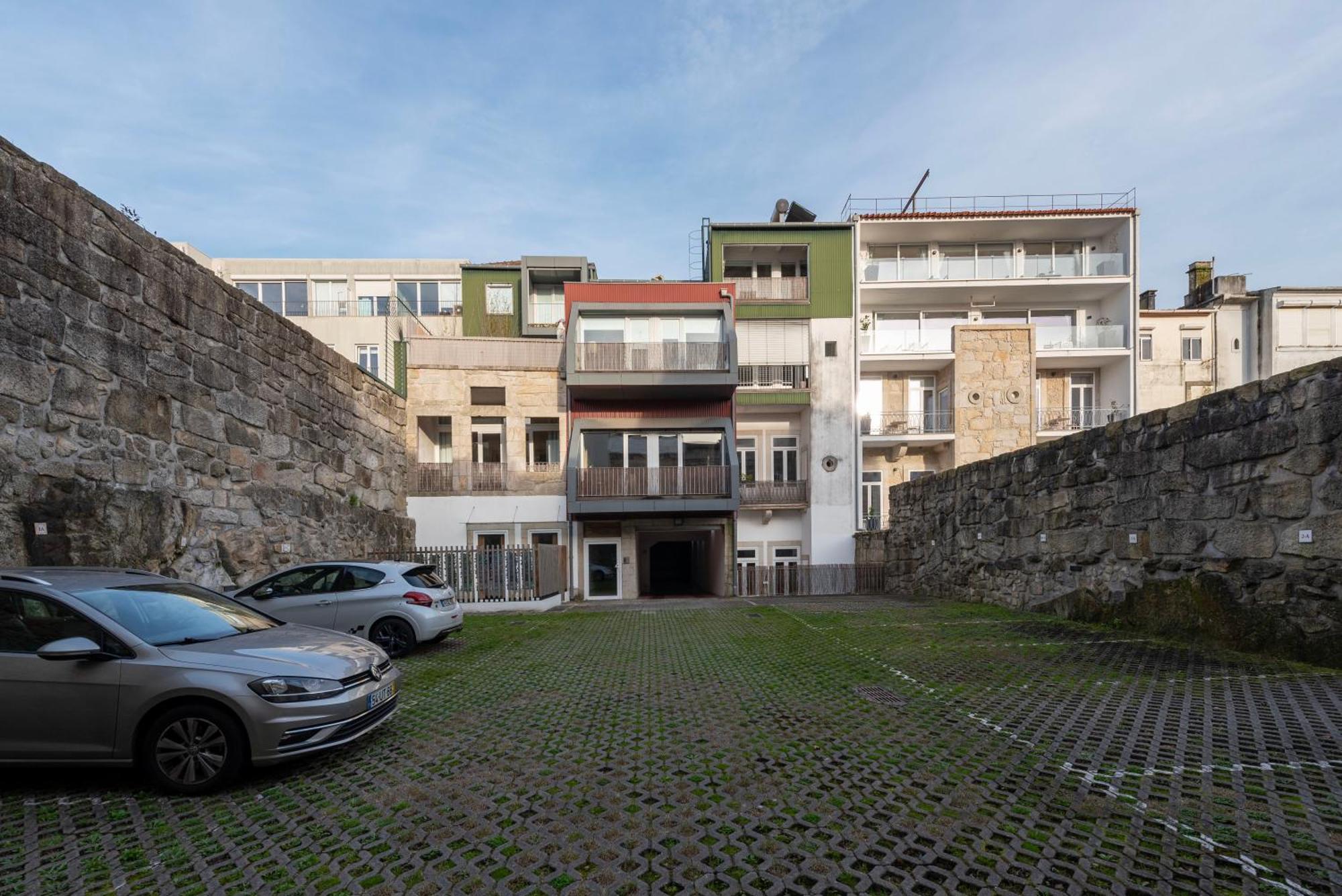 Fontainhas Flat: Balcony & Parking * Porto