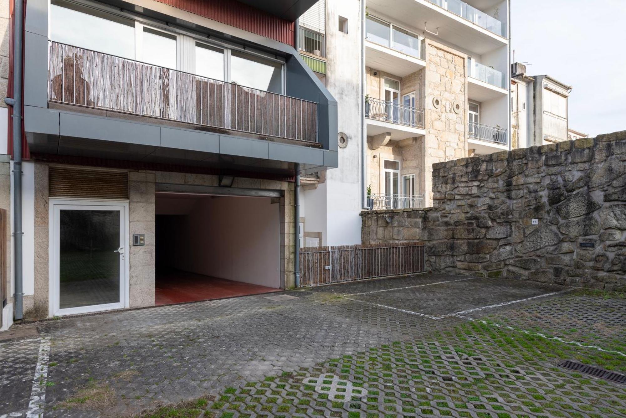 Fontainhas Flat: Balcony & Parking * Porto