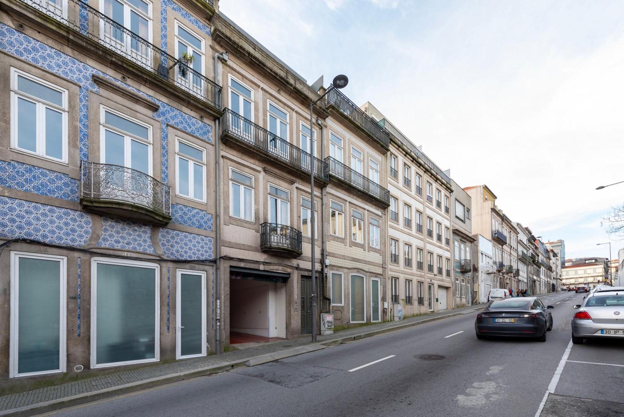 Fontainhas Flat: Balcony & Parking * Porto